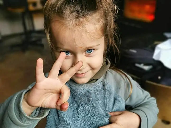 Joue, Peau, Head, Hand, Coiffure, Bras, Yeux, Sleeve, Happy, Gesture, Chair, Finger, Bambin, Fun, Baby & Toddler Clothing, Flash Photography, Thumb, Sourire, Enfant, Personne