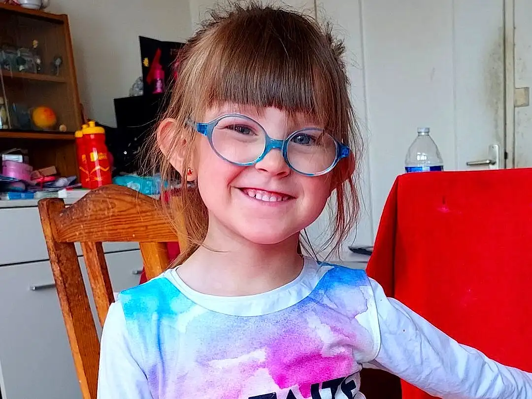 Sourire, Lunettes, Joint, Shoulder, Facial Expression, Vision Care, Sleeve, Eyewear, Happy, Street Fashion, T-shirt, Cabinetry, Fun, Electric Blue, Sportswear, Sunglasses, Fashion Design, Event, Enfant, Magenta, Personne, Joy