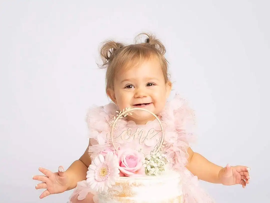 Sourire, Cake Decorating, Cake, Sleeve, Gesture, Happy, Baby, Cake Decorating Supply, Table, Baked Goods, Sugar Cake, Bambin, Icing, Sugar Paste, Buttercream, Baby & Toddler Clothing, Dessert, Sweetness, Tableware, Wedding Ceremony Supply, Personne, Joy