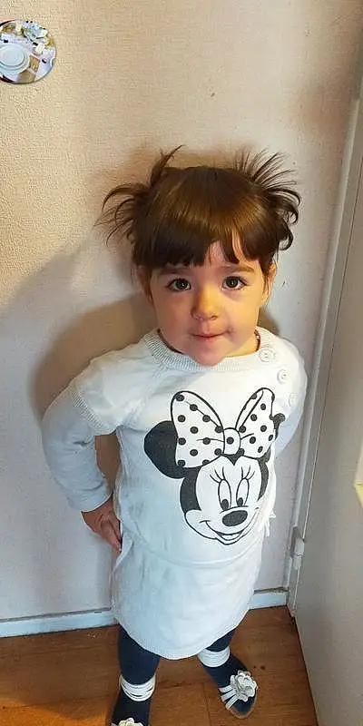 Hair, Joue, Chin, Bras, Neck, Baby & Toddler Clothing, Sleeve, Sourire, Eyelash, T-shirt, Bambin, Happy, Chest, Enfant, Long-sleeved T-shirt, Pattern, Elbow, Top, Baby, Bangs, Personne