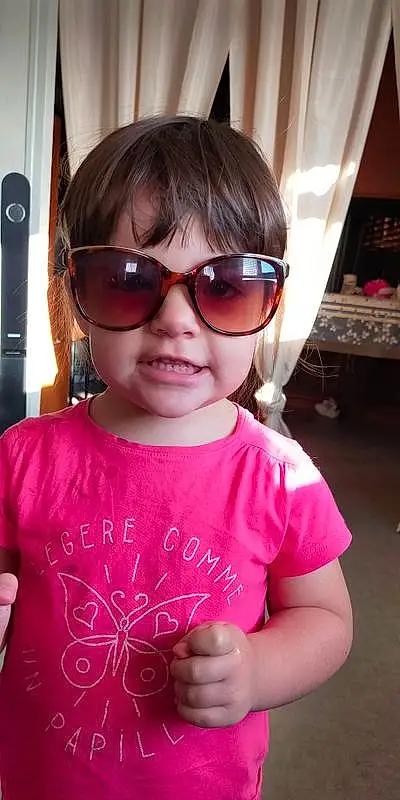 Visage, Lunettes, Joue, Peau, Lip, Vision Care, Goggles, Blanc, Sunglasses, Eyewear, Sleeve, Happy, Rose, Gesture, Street Fashion, Cool, Bambin, Baby & Toddler Clothing, Fun, Red, Personne
