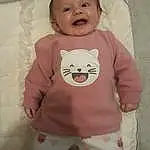 Nez, Joue, Head, Peau, Sourire, Bras, Yeux, Baby & Toddler Clothing, Human Body, Neck, Textile, Sleeve, Rose, Happy, T-shirt, Baby, Bambin, Linens, Baby Safety, Personne