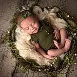 Plante, Leaf, Flash Photography, Human Body, Christmas Ornament, Baby, Gesture, Happy, Bois, Baby & Toddler Clothing, Herbe, Faon, Bambin, People In Nature, Arbre, Headpiece, Fun, NoÃ«l, Christmas Decoration, Darkness, Personne