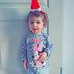 Clothing, Blanc, Party Hat, Cap, Sleeve, Debout, Baby & Toddler Clothing, Costume Hat, Headgear, Rose, Chapi Chapo, Red, Cone, Bambin, T-shirt, Party Supply, Electric Blue, Pattern, Happy, Sock, Personne, Surprise