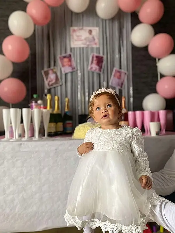 Photograph, Facial Expression, Blanc, Dress, Fashion, Balloon, Happy, Rose, Fun, Gown, Bridal Clothing, Chair, Bambin, Wedding Ceremony Supply, People, Formal Wear, Beauty, Enfant, Event, Personne, Blurred
