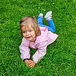 Plante, People In Nature, Leaf, Natural Environment, Botany, Happy, Gesture, Herbe, Baby & Toddler Clothing, Grassland, Bambin, Terrestrial Plant, Groundcover, Baby, Meadow, Pelouse, Enfant, Fun, Thumb, Personne