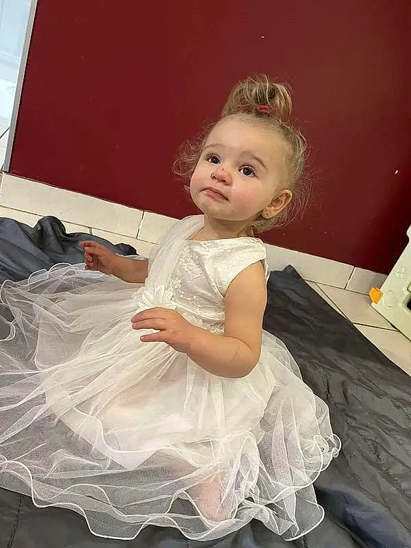 Peau, Dress, Sourire, Flash Photography, Fashion, One-piece Garment, Baby & Toddler Clothing, Happy, Iris, Day Dress, Rose, Bambin, Embellishment, Fashion Design, Headpiece, Bridal Accessory, Fun, Formal Wear, Bridal Party Dress, Blond, Personne