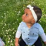 Fleur, Head, Plante, Facial Expression, People In Nature, Baby & Toddler Clothing, Sleeve, Happy, Petal, Herbe, Chapi Chapo, Bambin, Summer, Meadow, Groundcover, Enfant, Pelouse, Beauty, Grassland, Personne