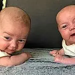 Nez, Joue, Peau, Head, Lip, Chin, Sourire, Eyebrow, Mouth, Tummy Time, Comfort, Human Body, Bois, Happy, Iris, Gesture, Baby & Toddler Clothing, Baby, Finger, Personne
