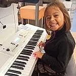 Sourire, Musical Instrument, Keyboard, Piano, Musical Instrument Accessory, Electric Piano, Digital Piano, Electronic Keyboard, Electronic Musical Instrument, Music, Musical Keyboard, Electronic Instrument, Entertainment, Musician, Keyboard Player, Audio Equipment, Event, Recital, Organist, Composer, Personne, Joy