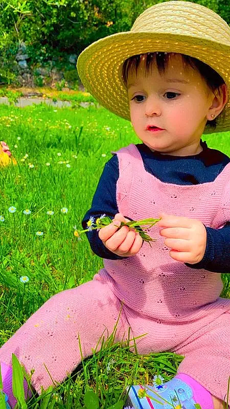 Plante, Photograph, Green, Chapi Chapo, People In Nature, Botany, Fleur, Baby & Toddler Clothing, Sun Hat, Happy, Yellow, Herbe, Rose, Petal, Bambin, Fun, Groundcover, Enfant, Pelouse, Fruit, Personne