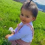 Peau, Plante, Sourire, Yeux, Ecoregion, People In Nature, Green, Leaf, Azure, Natural Environment, Happy, Ciel, Baby & Toddler Clothing, Mountain, Sunlight, Herbe, Leisure, Bambin, Baby, Grassland, Personne, Joy