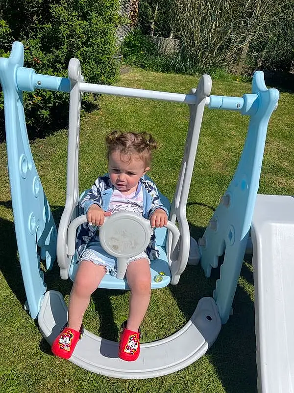 Swing, Baby, Bambin, Herbe, Leisure, Recreation, Baby & Toddler Clothing, Fun, Shorts, Outdoor Play Equipment, Plante, Aire de jeux, Enfant, City, Assis, Baby Products, Play, Outdoor Furniture, Vacation, Personne