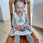 Visage, Head, Sourire, Blanc, Jambe, Baby & Toddler Clothing, Sleeve, Dress, Knee, Comfort, Thigh, Bambin, Chair, Baby, Human Leg, Sock, Happy, Lap, Fashion Accessory, Baby Products, Personne