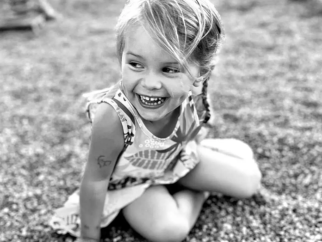 Sourire, Facial Expression, Blanc, People In Nature, Black, Flash Photography, Happy, Herbe, Black-and-white, Style, Bambin, Enfant, Fun, Monochrome, Noir & Blanc, Assis, Blond, Road Surface, Personne, Joy