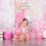 Photograph, Facial Expression, Blanc, Happy, Rose, Jouets, Balloon, Magenta, Fun, Party Supply, Bambin, Leisure, Beauty, Enfant, Event, Personne, Joy