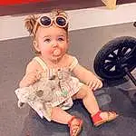Peau, Wheel, Jouets, Sunglasses, Sleeve, Automotive Tire, Tire, Goggles, Faon, Alloy Wheel, Doll, Bois, Eyewear, Baby & Toddler Clothing, Happy, Rim, Assis, Foot, Machine, Personne, Surprise