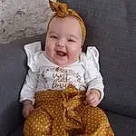 Joue, Peau, Sourire, Chin, VÃªtements dâ€™extÃ©rieur, Coiffure, Yeux, Blanc, Jambe, Baby & Toddler Clothing, Textile, Sleeve, Comfort, Iris, Happy, Baby, Couch, Bambin, Costume Hat, Personne