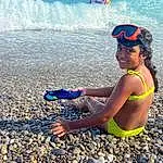 Eau, People In Nature, People On Beach, One-piece Swimsuit, Body Of Water, Swimwear, Happy, Plage, Thigh, Leisure, Fun, Voyages, Summer, Swimsuit Top, Brassiere, Recreation, Personal Protective Equipment, Wind Wave, Electric Blue, Human Leg, Personne, Joy, Headwear