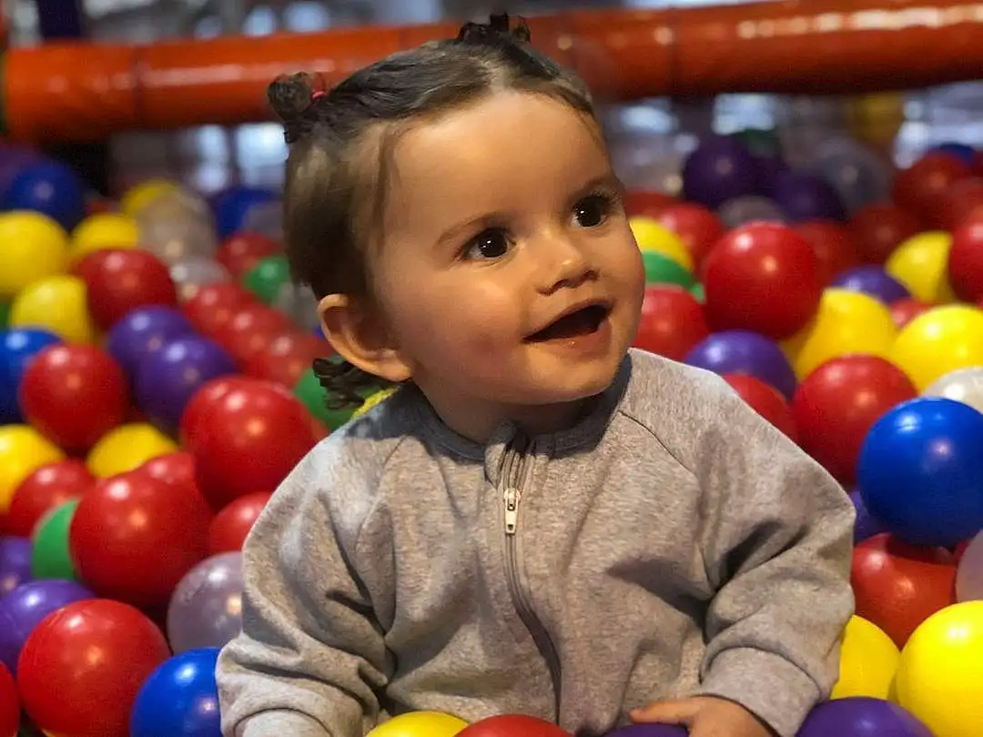 Ball Pit, Photograph, Facial Expression, Blanc, Sourire, Baballe, Jouets, Yellow, Happy, Balloon, Leisure, Fun, Public Space, Enfant, Community, People, Recreation, City, Bambin, Beauty, Personne