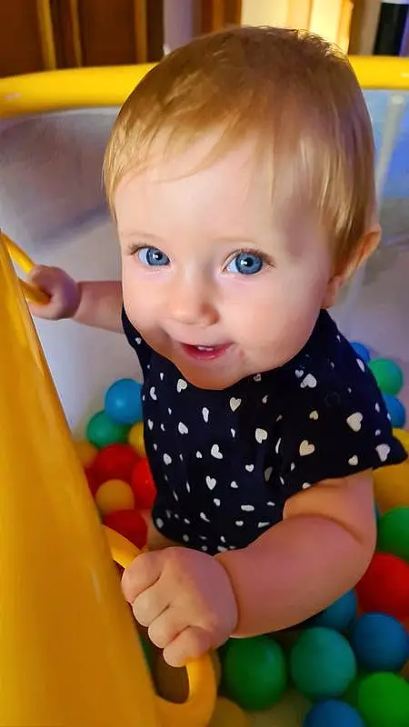 Joue, Peau, Head, Ball Pit, Photograph, Baby Playing With Toys, Sourire, Yeux, Facial Expression, Yellow, Iris, Finger, Bambin, Fun, Leisure, Happy, Baballe, Enfant, Personne