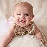 Joue, Peau, Sourire, Eyebrow, Yeux, Dress, Baby & Toddler Clothing, Flash Photography, Sleeve, Happy, Iris, Collar, Baby, Bambin, Enfant, Blond, Linens, Assis, Pattern, Personne, Joy