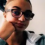 Eyewear, Hair, Visage, Lunettes, Eyebrow, Forehead, Lip, Cool, Peau, Chin, Beauty, Coiffure, Nez, Selfie, Joue, Vision Care, Yeux, Black Hair, Photography, Sourire, Personne