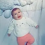 Joue, Sourire, Yeux, Blanc, Textile, Baby & Toddler Clothing, Sleeve, Happy, Rose, Bambin, Enfant, Baby, Comfort, Fun, Hiver, Linens, Portrait Photography, Poil, Assis, Laugh, Personne
