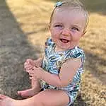 Hair, Visage, Sourire, Peau, Head, Yeux, Plante, People In Nature, Baby & Toddler Clothing, Happy, Debout, Iris, Flash Photography, Finger, Herbe, Bois, Bambin, Summer, Arbre, Personne, Joy