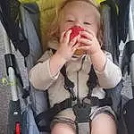Photograph, Blanc, Seat Belt, Gesture, Thigh, Finger, Bambin, Car Seat, Knee, Comfort, Auto Part, Fun, Vehicle Door, Beauty, Baby Carriage, Human Leg, Shorts, Thumb, Baby, Personne