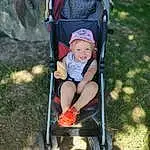 Herbe, Baby Carriage, Bambin, People In Nature, Baby, Leisure, Baby Products, Fun, Recreation, Assis, Enfant, Comfort, Chair, Camping, Voyages, Lap, Thigh, Baby & Toddler Clothing, Sandal, Personne, Joy, Headwear