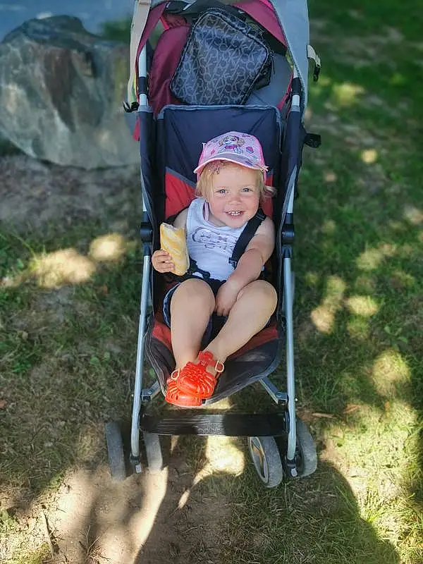 Herbe, Baby Carriage, Bambin, People In Nature, Baby, Leisure, Baby Products, Fun, Recreation, Assis, Enfant, Comfort, Chair, Camping, Voyages, Lap, Thigh, Baby & Toddler Clothing, Sandal, Personne, Joy, Headwear