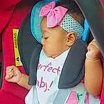 Peau, Facial Expression, Mouth, Baby & Toddler Clothing, Comfort, Rose, Finger, Seat Belt, Thigh, Baby In Car Seat, Baby, Bambin, Enfant, Baby Carriage, Nail, Happy, Car Seat, Fun, Lap, Baby Products, Personne