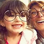 Eyewear, Lunettes, Vision Care, Facial Expression, Eyebrow, Nez, Sourire, Coiffure, Chin, Fille, Sunglasses, Joue, Selfie, Cool, Brown Hair, Lip, Laughter, Happiness, Fun, Personne, Joy