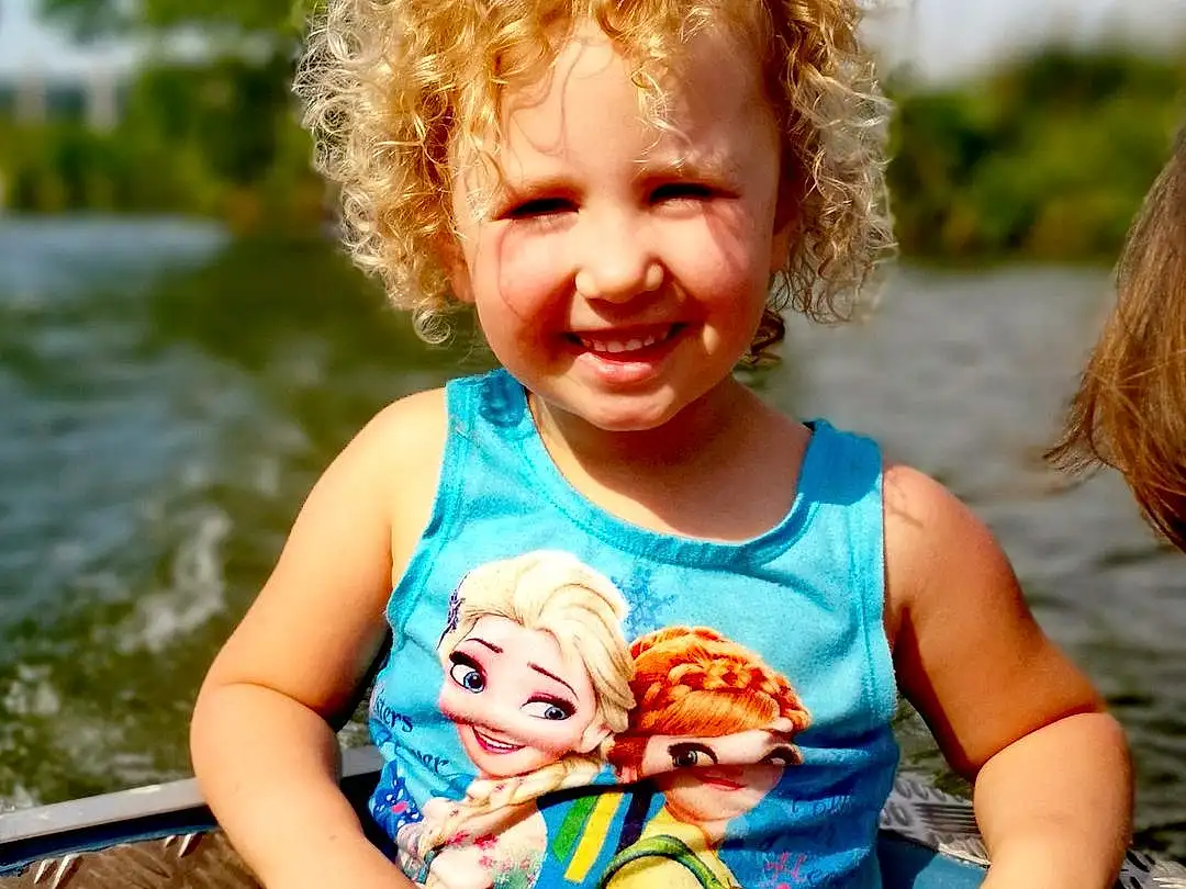 Visage, Peau, Sourire, Head, Hand, Yeux, Facial Expression, Muscle, Eau, People In Nature, Bleu, Azure, Human Body, Happy, Thigh, Yellow, Sunlight, Baby & Toddler Clothing, Body Of Water, Herbe, Personne, Joy
