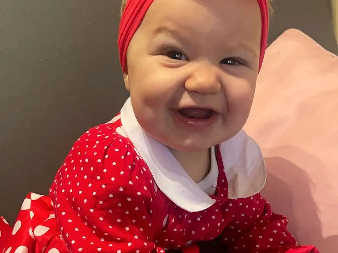 Sourire, Peau, Facial Expression, Baby & Toddler Clothing, Sleeve, Happy, Baby, Rose, Finger, Red, Bambin, Baby Laughing, Enfant, Cool, Comfort, Fun, Cap, Plaid, Pattern, Event, Personne, Joy