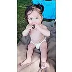 Visage, Bras, Yeux, Stomach, Human Body, Baby & Toddler Clothing, Happy, Thigh, Knee, Baby, Bambin, Swimwear, Chest, Shorts, Human Leg, Abdomen, Thumb, Undergarment, Trunk, Assis, Personne