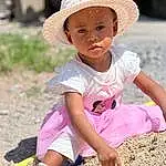 Facial Expression, Sun Hat, People In Nature, Chapi Chapo, Happy, Rose, Herbe, Fun, Baby & Toddler Clothing, Headgear, Enfant, Bambin, Summer, People, Beauty, Leisure, Recreation, Soil, Sand, Baby, Personne, Headwear