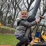 Sourire, Arbre, People In Nature, Plante, Ciel, Happy, Herbe, Knee, People, Fun, Leisure, Swing, Thigh, Recreation, Outdoor Play Equipment, Human Leg, Assis, Bambin, City, Personne, Joy