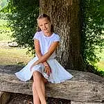 Hair, Sourire, Shoe, Plante, Shoulder, Jambe, People In Nature, Dress, Arbre, Natural Environment, Human Body, Flash Photography, Branch, Waist, Knee, Debout, Happy, Day Dress, Thigh, Herbe, Personne, Joy
