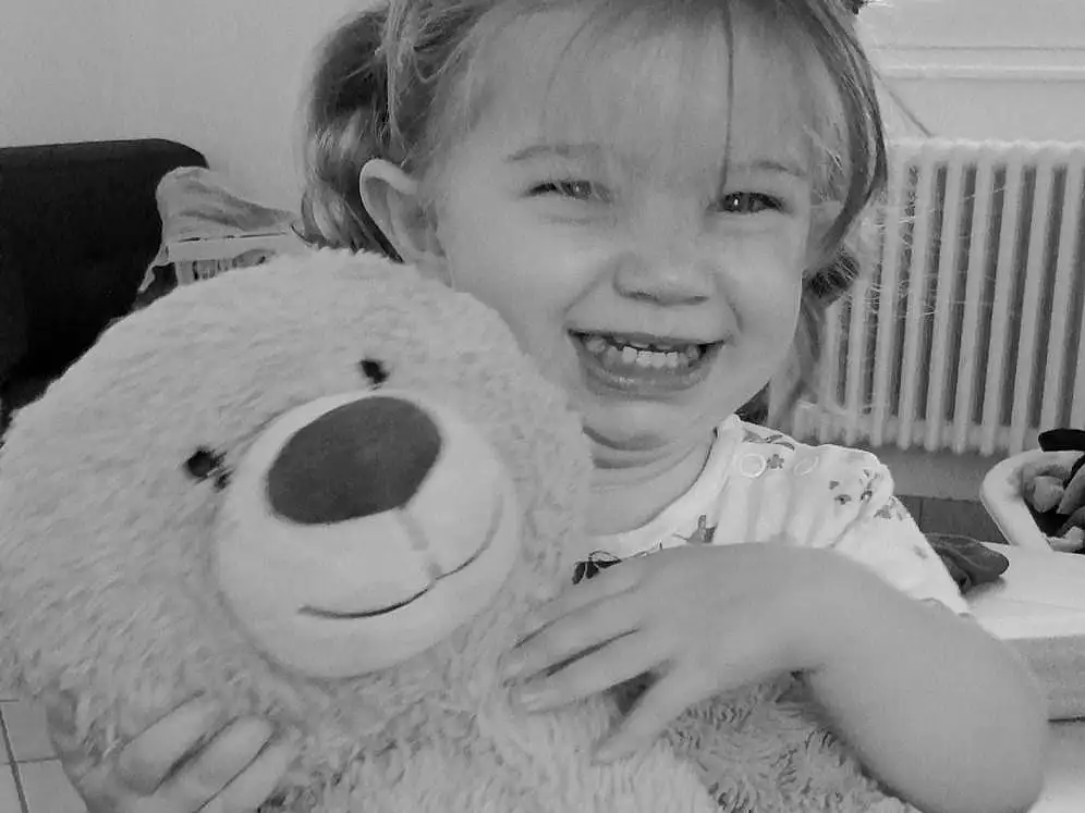 Teddy Bear, Blanc, Photograph, Facial Expression, Stuffed Toy, Enfant, Head, Black-and-white, Sourire, Jouets, Bambin, Monochrome, Peluches, Photography, Baby, Happy, Laugh, Hug, Style, Personne, Joy
