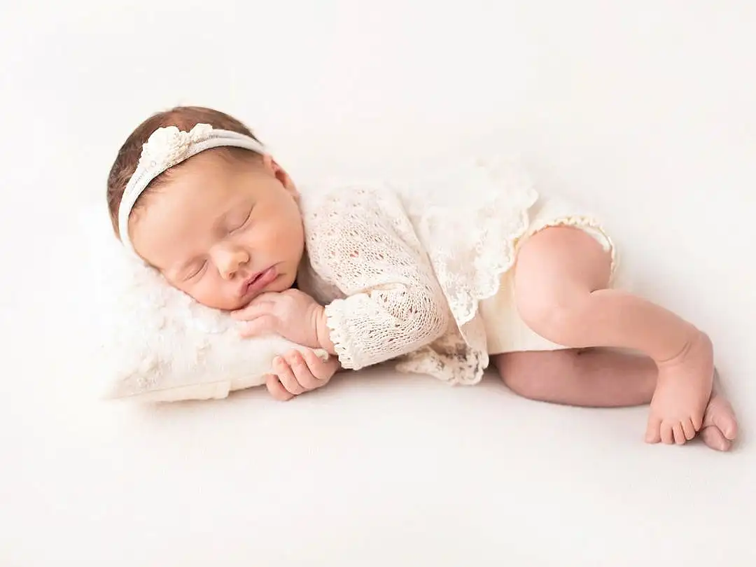 Peau, Comfort, Baby, Flash Photography, Baby & Toddler Clothing, Finger, Headgear, Bambin, Enfant, Foot, Happy, Linens, Bois, Baby Sleeping, Fashion Accessory, Human Leg, Hair Accessory, Barefoot, Headband, Personne