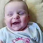 Nez, Visage, Joue, Peau, Head, Sourire, Lip, Chin, Hand, Mouth, Eyebrow, Facial Expression, Baby, Baby & Toddler Clothing, Textile, Iris, Comfort, Personne