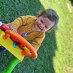 Sourire, People In Nature, Jouets, Herbe, Bambin, Leisure, Fun, Pelouse, Outdoor Furniture, Happy, Bois, Grassland, Baby & Toddler Clothing, Riding Toy, Recreation, Plante, Outdoor Play Equipment, City, Enfant, Personne, Joy