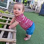 Plante, Facial Expression, Green, Baby & Toddler Clothing, Human Body, Herbe, Baby, Bambin, Fun, Leisure, Public Space, Bois, Sourire, Enfant, Human Settlement, Arbre, Fence, Play, Recreation, Personne