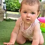 Peau, Plante, Human Body, Herbe, People In Nature, Baby & Toddler Clothing, Tummy Time, Reptile, Happy, Crawling, Baby, Finger, Bambin, Terrestrial Animal, Leisure, Fun, Recreation, Pelouse, Personne