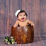 Visage, Sourire, Yeux, Bois, Flash Photography, Happy, Bambin, Herbe, Enfant, Baby, Jewellery, Basket, Baby & Toddler Clothing, Assis, Headpiece, Fashion Accessory, Tableware, Picnic Basket, Sweetness, Fun, Personne