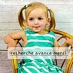 Hair, Sourire, Green, Baby & Toddler Clothing, Sleeve, Happy, Dress, Bambin, Pattern, Bois, Blond, Chair, Electric Blue, Fashion Accessory, Enfant, Waist, Assis, Baby, Herbe, Portrait Photography, Personne, Joy