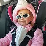Lunettes, Sourire, Seat Belt, Vision Care, Goggles, Sunglasses, Eyewear, Gesture, Finger, Rose, Head Restraint, Car Seat, Automotive Design, Vrouumm, Car Seat Cover, Thumb, Auto Part, Vehicle Door, Steering Wheel, Personal Protective Equipment, Personne