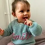 Clothing, Visage, Nez, Joue, Joint, Peau, Sourire, Head, Shoulder, Bras, Jambe, Baby & Toddler Clothing, Human Body, Neck, Sleeve, Gesture, Iris, Happy, Finger, Personne